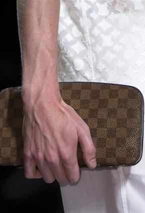 Louis Vuitton تكشف عن مجموعة ربيع صيف 2013 في دبي